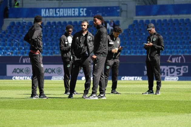 25.04.2026, xrekx, Fussball 2.Bundesliga, Karlsruher SC - Hannover 96 v.l. Platzbegehung Hannover 96 Mannschaft (DFL DFB REGULATIONS PROHIBIT ANY USE OF PHOTOGRAPHS as IMAGE SEQUENCES and or QUASI-VIDEO) Karlsruhe