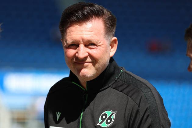 25.04.2026, xrekx, Fussball 2.Bundesliga, Karlsruher SC - Hannover 96 v.l. Christian Titz Trainer (Hannover 96) (DFL DFB REGULATIONS PROHIBIT ANY USE OF PHOTOGRAPHS as IMAGE SEQUENCES and or QUASI-VIDEO) Karlsruhe