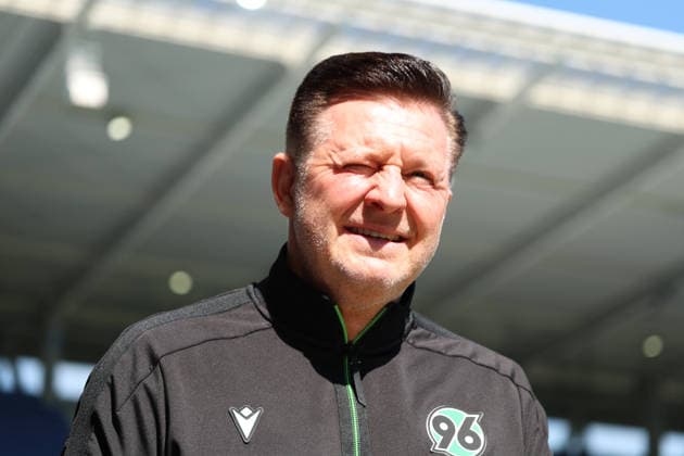 25.04.2026, xrekx, Fussball 2.Bundesliga, Karlsruher SC - Hannover 96 v.l. Christian Titz Trainer (Hannover 96) (DFL DFB REGULATIONS PROHIBIT ANY USE OF PHOTOGRAPHS as IMAGE SEQUENCES and or QUASI-VIDEO) Karlsruhe