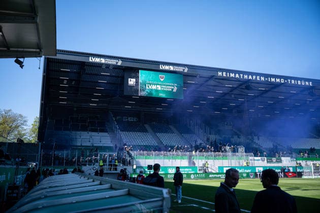 25.04.2026, Fussball, 2. Bundesliga, 31. Spieltag Saison 2025 2026, Preußen Münster - DSC Arminia Bielefeld, Pyrotechnik im Gästeblock von Arminia Bielefeld, xRHR-FOTO TKx