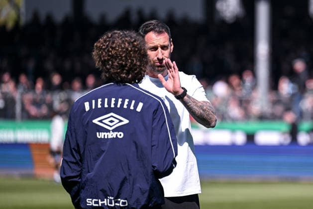 25.04.2026, Fussball, 2. Bundesliga, 31. Spieltag Saison 2025 2026, Preußen Münster - DSC Arminia Bielefeld, Mael Corboz (DSC Arminia Bielefeld), Trainer Mitch Kniat (Arminia Bielefeld) xRHR-FOTO TKx
