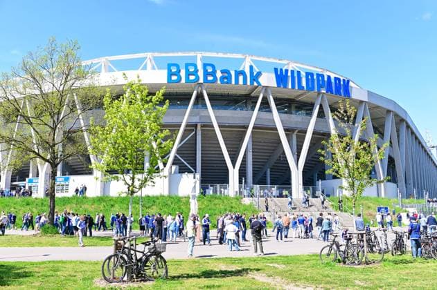 Besucher laufen zum Stadion bei frühlingshafter Stimmung vor dem Spiel der 2. Bundesliga zwischen dem Karlsruher SC und Hannover 96 im BBBank Wildpark am 25. April 2026 in Karlsruhe, Deutschland. (Foto von Silas Schüller DeFodi Images) +++ Visitors walk to the stadium during spring time before the 2. Bundesliga match between Karlsruher SC and Hannover 96 at BBBank Wildpark on April 25, 2026 in Karlsruhe, Germany. (Photo by Silas Schüller DeFodi Images) DFB DFL REGULATIONS PROHIBIT ANY USE OF PHOTOGRAPHS AS IMAGE SEQUENCES AND OR QUASI-VIDEO. (Photo by Silas Schueller DeFodi Images) -