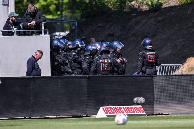 25.04.2026, Fussball, 2. Bundesliga, 31. Spieltag Saison 2025 2026, Preußen Münster - DSC Arminia Bielefeld, Polizei beim Derby steht bereit, xRHR-FOTO TKx