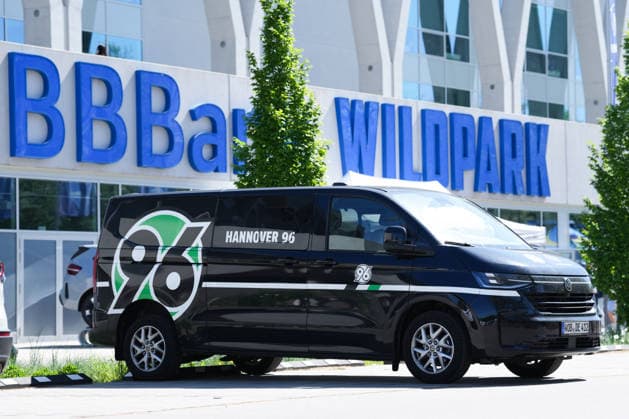 2. Bundesliga, Karlsruher SC vs Hannover 96, 25.04.2026 Hannover 96, VW Auto vor dem BBBank Wildpark 2. Bundesliga, Karlsruher SC vs Hannover 96, BBBank Wildpark Karlsruhe, 25.04.2026 DFB DFL REGULATIONS PROHIBIT ANY USE OF PHOTOGRAPHS AS IMAGE SEQUENCES AND OR QUASI-VIDEO.