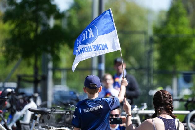 2. Bundesliga, Karlsruher SC vs Hannover 96, 25.04.2026 KSC Fahne welches von einem Kind hochgehalten wird 2. Bundesliga, Karlsruher SC vs Hannover 96, BBBank Wildpark Karlsruhe, 25.04.2026 DFB DFL REGULATIONS PROHIBIT ANY USE OF PHOTOGRAPHS AS IMAGE SEQUENCES AND OR QUASI-VIDEO.