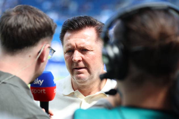 25.04.2026, xrekx, Fussball 2.Bundesliga, Karlsruher SC - Hannover 96 v.l. Christian Titz Trainer (Hannover 96) bei SKY (DFL DFB REGULATIONS PROHIBIT ANY USE OF PHOTOGRAPHS as IMAGE SEQUENCES and or QUASI-VIDEO) Karlsruhe