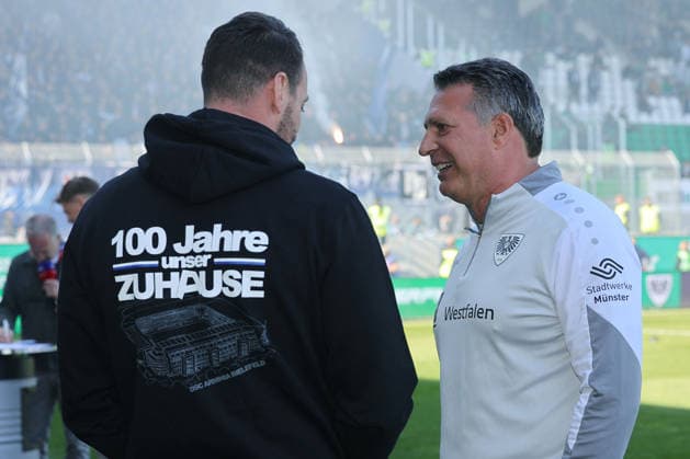 Fußball 2. Bundesliga 31. Spieltag SC Preußen Münster - DSC Arminia Bielefeld am 25.04.2026 im LVM-Preußenstadion in Münster Michel Mitch Kniat ( Trainer Cheftrainer Bielefeld ), links - Alois Schwartz ( Trainer Cheftrainer Münster ), rechts DFL regulations prohibit any use of photographs as image sequences and or quasi-video.