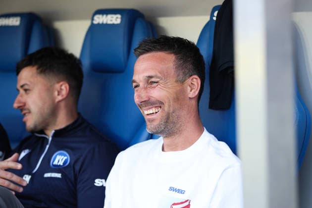 Christian Eichner (Karlsruher SC, Chef-Trainer) gute Laune vor Anpfiff, Karlsruher SC vs. Hannover 96, 2. Bundesliga, 31. Spieltag, 2025 2026, 25.04.2026, DFL REGULATIONS PROHIBIT ANY USE OF PHOTOGRAPHS AS IMAGE SEQUENCES AND OR QUASI-VIDEO, Karlsruher SC vs. Hannover 96, 2. Bundesliga, 31. Spieltag, 2025 2026, 25.04.2026 Karlsruhe