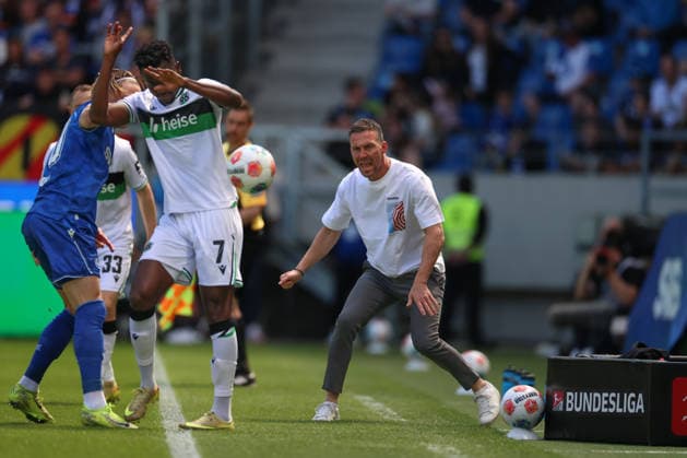 Christian Eichner (Karlsruher SC, Chef-Trainer) aufgebracht an der Seitenlinie, Karlsruher SC vs. Hannover 96, 2. Bundesliga, 31. Spieltag, 2025 2026, 25.04.2026, DFL REGULATIONS PROHIBIT ANY USE OF PHOTOGRAPHS AS IMAGE SEQUENCES AND OR QUASI-VIDEO, Karlsruher SC vs. Hannover 96, 2. Bundesliga, 31. Spieltag, 2025 2026, 25.04.2026 Karlsruhe