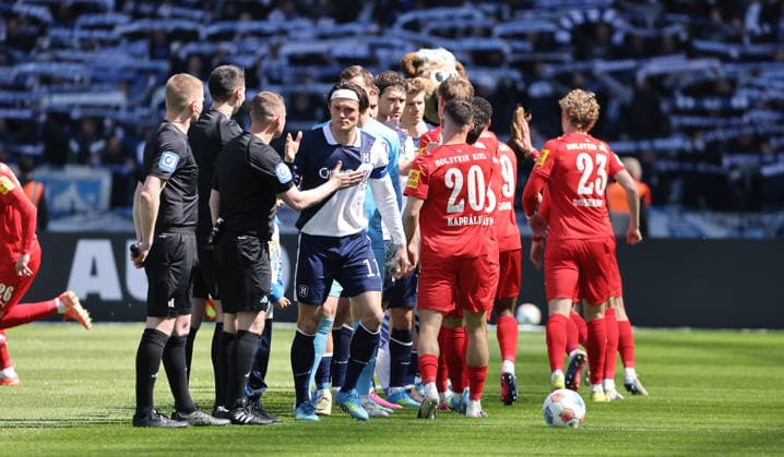 Begrüßung der Mannschaften vor Spielbeginn Fußball Fussball DFL 2. Bundesliga Herren 31. Spieltag Saison 2025 2026 25.04.2026 Hertha BSC Berlin vs. Holstein Kiel KSV DFL regulations prohibit any use of photographs as image sequences and or quasi-video