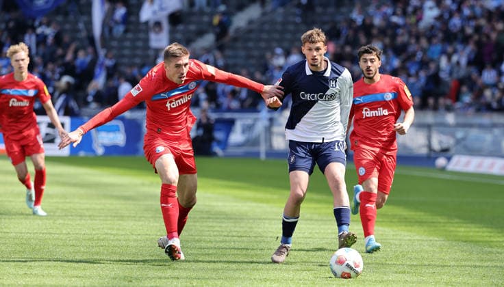 Marko Ivezic, Michael Cuisance Zweikampf Spielszene Aktion Fußball Fussball DFL 2. Bundesliga Herren 31. Spieltag Saison 2025 2026 25.04.2026 Hertha BSC Berlin vs. Holstein Kiel KSV DFL regulations prohibit any use of photographs as image sequences and or quasi-video