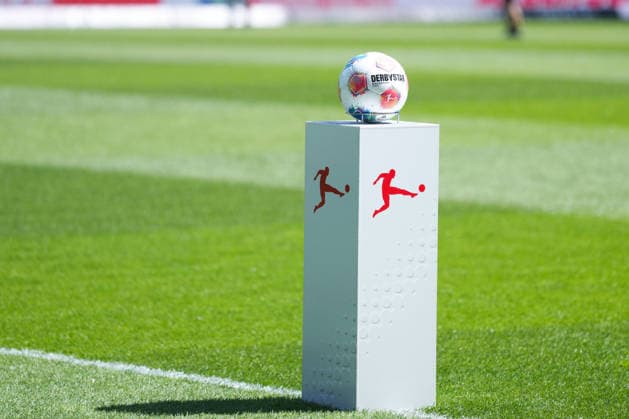 2. Bundesliga, Karlsruher SC vs Hannover 96, 25.04.2026 Spielball vor dem Spiel auf dem Bundesliga Podest 2. Bundesliga, Karlsruher SC vs Hannover 96, BBBank Wildpark Karlsruhe, 25.04.2026 DFB DFL REGULATIONS PROHIBIT ANY USE OF PHOTOGRAPHS AS IMAGE SEQUENCES AND OR QUASI-VIDEO.