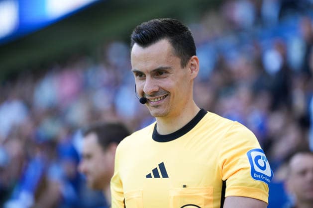 2. Bundesliga, Karlsruher SC vs Hannover 96, 25.04.2026 Konrad Oldhafer (Schiedsrichter) 2. Bundesliga, Karlsruher SC vs Hannover 96, BBBank Wildpark Karlsruhe, 25.04.2026 DFB DFL REGULATIONS PROHIBIT ANY USE OF PHOTOGRAPHS AS IMAGE SEQUENCES AND OR QUASI-VIDEO.
