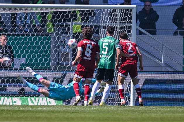 25.04.2026, Fussball, 2. Bundesliga, 31. Spieltag Saison 2025 2026, Preußen Münster - DSC Arminia Bielefeld, Yassine Bouchama (Preußen Münster) erzielt das Tor zum 1:0, xRHR-FOTO TKx