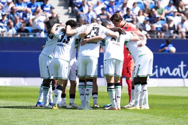 2. Bundesliga, Karlsruher SC vs Hannover 96, 25.04.2026 Hannover 96 im Mannschaftskreis vor dem Spiel 2. Bundesliga, Karlsruher SC vs Hannover 96, BBBank Wildpark Karlsruhe, 25.04.2026 DFB DFL REGULATIONS PROHIBIT ANY USE OF PHOTOGRAPHS AS IMAGE SEQUENCES AND OR QUASI-VIDEO.