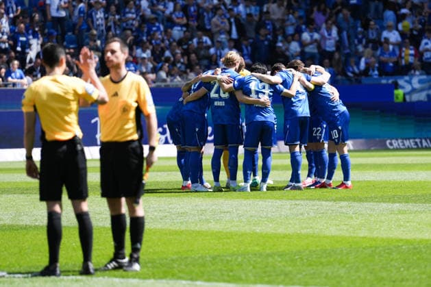 2. Bundesliga, Karlsruher SC vs Hannover 96, 25.04.2026 Karlsruher im Mannschaftskreis vor dem Spiel 2. Bundesliga, Karlsruher SC vs Hannover 96, BBBank Wildpark Karlsruhe, 25.04.2026 DFB DFL REGULATIONS PROHIBIT ANY USE OF PHOTOGRAPHS AS IMAGE SEQUENCES AND OR QUASI-VIDEO.