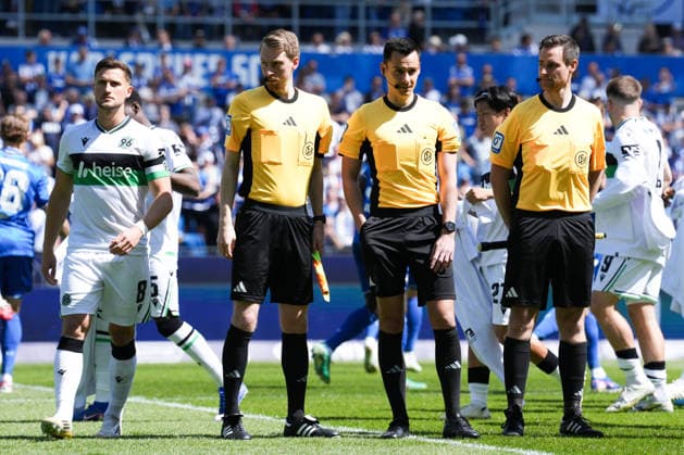 2. Bundesliga, Karlsruher SC vs Hannover 96, 25.04.2026 Stefan Zielsdorf (Assistent), Ben Henry Uhrig (Assistent) und Konrad Oldhafer (Schiedsrichter) 2. Bundesliga, Karlsruher SC vs Hannover 96, BBBank Wildpark Karlsruhe, 25.04.2026 DFB DFL REGULATIONS PROHIBIT ANY USE OF PHOTOGRAPHS AS IMAGE SEQUENCES AND OR QUASI-VIDEO.