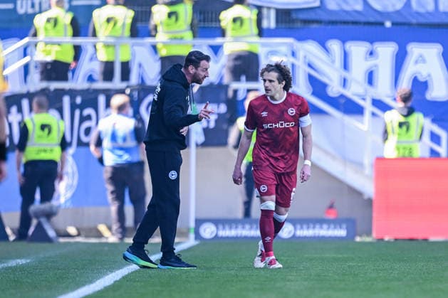 25.04.2026, Fussball, 2. Bundesliga, 31. Spieltag Saison 2025 2026, Preußen Münster - DSC Arminia Bielefeld, Trainer Mitch Kniat (Arminia Bielefeld), Mael Corboz (DSC Arminia Bielefeld) xRHR-FOTO TKx