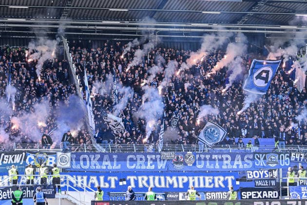25.04.2026, Fussball, 2. Bundesliga, 31. Spieltag Saison 2025 2026, Preußen Münster - DSC Arminia Bielefeld, Pyrotechnik Arminia Bielefeld Fans, xRHR-FOTO TKx