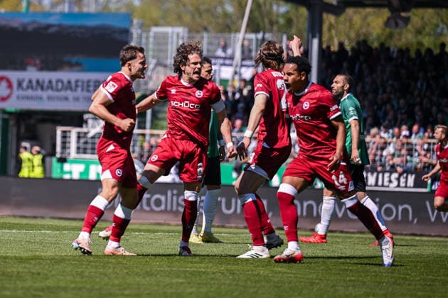 25.04.2026, Fussball, 2. Bundesliga, 31. Spieltag Saison 2025 2026, Preußen Münster - DSC Arminia Bielefeld, Monju Momuluh (DSC Arminia Bielefeld) freut sich über das Tor zum 1:1 mit Mael Corboz (DSC Arminia Bielefeld) xRHR-FOTO TKx