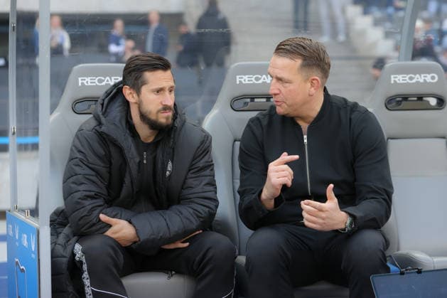 25.04.2025, xtgx, Fussball 2. Bundesliga, Hertha BSC Berlin - Holstein Kiel emspor, v.l. Steven Skrzybski (Kiel, 7), Kevin Meinhardt (Kiel, Sportlicher Leiter) (DFL DFB REGULATIONS PROHIBIT ANY USE OF PHOTOGRAPHS as IMAGE SEQUENCES and or QUASI-VIDEO) Berlin