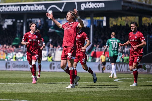 25.04.2026, Fussball, 2. Bundesliga, 31. Spieltag Saison 2025 2026, Preußen Münster - DSC Arminia Bielefeld, Roberts Uldrikis (DSC Arminia Bielefeld) freut sich über das Tor zum 1:2, xRHR-FOTO TKx