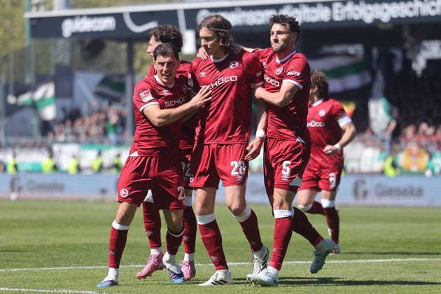 Fußball 2. Bundesliga 31. Spieltag SC Preußen Münster - DSC Arminia Bielefeld am 25.04.2026 im LVM-Preußenstadion in Münster Torjubel zum 1:2 durch Roberts Uldrikis ( Bielefeld ) DFL regulations prohibit any use of photographs as image sequences and or quasi-video.