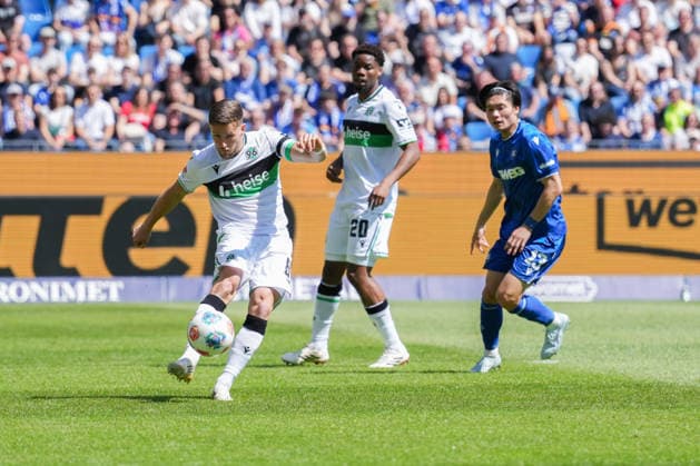 2. Bundesliga, Karlsruher SC vs Hannover 96, 25.04.2026 Enzo Leopold (Hannover 96, 8) mit einem Befreiungsschlag 2. Bundesliga, Karlsruher SC vs Hannover 96, BBBank Wildpark Karlsruhe, 25.04.2026 DFB DFL REGULATIONS PROHIBIT ANY USE OF PHOTOGRAPHS AS IMAGE SEQUENCES AND OR QUASI-VIDEO.