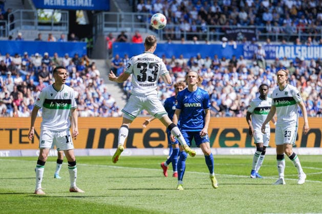 2. Bundesliga, Karlsruher SC vs Hannover 96, 25.04.2026 Kopfball von Maurice Neubauer (Hannover 96, 33) 2. Bundesliga, Karlsruher SC vs Hannover 96, BBBank Wildpark Karlsruhe, 25.04.2026 DFB DFL REGULATIONS PROHIBIT ANY USE OF PHOTOGRAPHS AS IMAGE SEQUENCES AND OR QUASI-VIDEO.