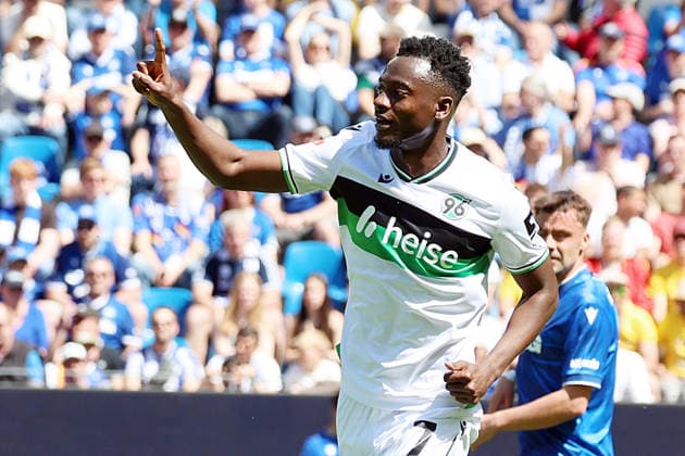 25.04.2026, xrekx, Fussball 2.Bundesliga, Karlsruher SC - Hannover 96 v.l. Torjubel nach dem Tor zum celebrating the goal celebrate 0:1 durch Mustapha Bundu (Hannover 96) (DFL DFB REGULATIONS PROHIBIT ANY USE OF PHOTOGRAPHS as IMAGE SEQUENCES and or QUASI-VIDEO) Karlsruhe