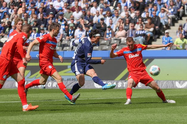 25.04.2025, xtgx, Fussball 2. Bundesliga, Hertha BSC Berlin - Holstein Kiel emspor, v.l. Fabian Reese (Hertha, 11) schiesst den Ball aufs Tor, Torschuss, Schuss (DFL DFB REGULATIONS PROHIBIT ANY USE OF PHOTOGRAPHS as IMAGE SEQUENCES and or QUASI-VIDEO) Berlin