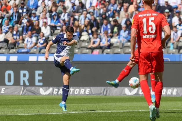 25.04.2025, xtgx, Fussball 2. Bundesliga, Hertha BSC Berlin - Holstein Kiel emspor, v.l. Josip Brekalo (Hertha, 7) schiesst den Ball aufs Tor, Torschuss, Schuss (DFL DFB REGULATIONS PROHIBIT ANY USE OF PHOTOGRAPHS as IMAGE SEQUENCES and or QUASI-VIDEO) Berlin