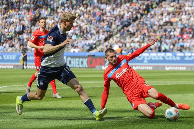 25.04.2025, xtgx, Fussball 2. Bundesliga, Hertha BSC Berlin - Holstein Kiel emspor, v.l. Luca Schuler (Hertha, 18), David Zec (Kiel, 26) Zweikampf, Duell, Kampf, tackle (DFL DFB REGULATIONS PROHIBIT ANY USE OF PHOTOGRAPHS as IMAGE SEQUENCES and or QUASI-VIDEO) Berlin
