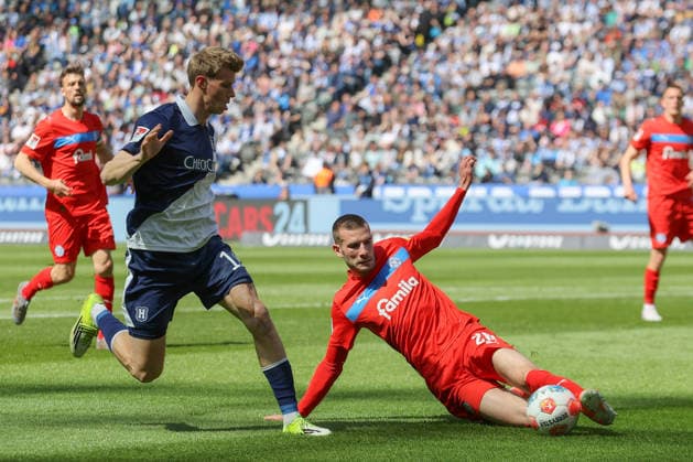 25.04.2025, xtgx, Fussball 2. Bundesliga, Hertha BSC Berlin - Holstein Kiel emspor, v.l. Luca Schuler (Hertha, 18), David Zec (Kiel, 26) Zweikampf, Duell, Kampf, tackle (DFL DFB REGULATIONS PROHIBIT ANY USE OF PHOTOGRAPHS as IMAGE SEQUENCES and or QUASI-VIDEO) Berlin