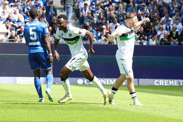 25.04.2026, xrekx, Fussball 2.Bundesliga, Karlsruher SC - Hannover 96 v.l. Torjubel nach dem Tor zum celebrating the goal celebrate 0:1 durch Mustapha Bundu (Hannover 96) (DFL DFB REGULATIONS PROHIBIT ANY USE OF PHOTOGRAPHS as IMAGE SEQUENCES and or QUASI-VIDEO) Karlsruhe