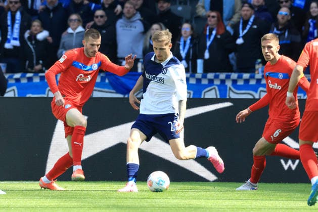 DEU, DFL, 2. FBL, Hertha BSC vs. Holstein Kiel, 25.04.2026, Berliner Olympiastadion, Berlin, DEU, DFL, 2. FBL, Hertha BSC vs. Holstein Kiel, im Bild Marten Winkler (Hertha BSC Berlin 22), Marko Ivetic (Holstein Kiel 6), David Zec (Holstein Kiel 26) DFL - regulations prohibit any use of Photographs as image sequences and or quasi-video