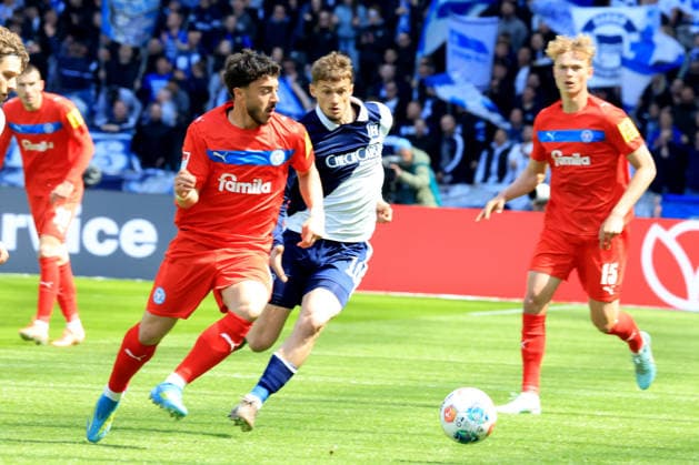 DEU, DFL, 2. FBL, Hertha BSC vs. Holstein Kiel, 25.04.2026, Berliner Olympiastadion, Berlin, DEU, DFL, 2. FBL, Hertha BSC vs. Holstein Kiel, im Bild Michael Cuisance (Hertha BSC Berlin 10), UMUT TOHUMCU (Holstein Kiel 8) DFL - regulations prohibit any use of Photographs as image sequences and or quasi-video