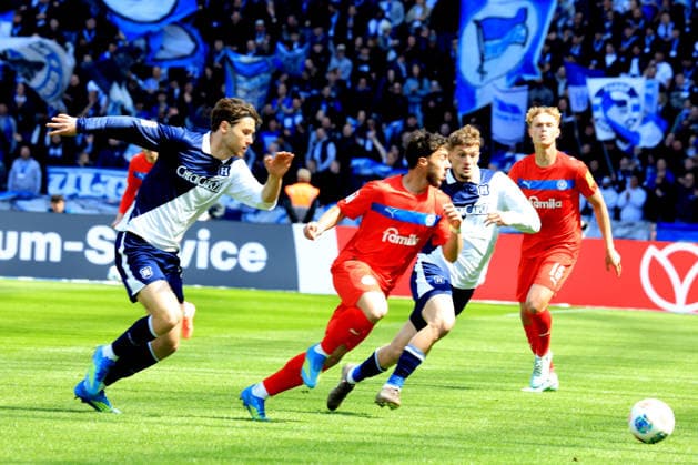 DEU, DFL, 2. FBL, Hertha BSC vs. Holstein Kiel, 25.04.2026, Berliner Olympiastadion, Berlin, DEU, DFL, 2. FBL, Hertha BSC vs. Holstein Kiel, im Bild Michael Cuisance (Hertha BSC Berlin 10), Linus Gechter (Hertha BSC Berlin 44), UMUT TOHUMCU (Holstein Kiel 8) DFL - regulations prohibit any use of Photographs as image sequences and or quasi-video