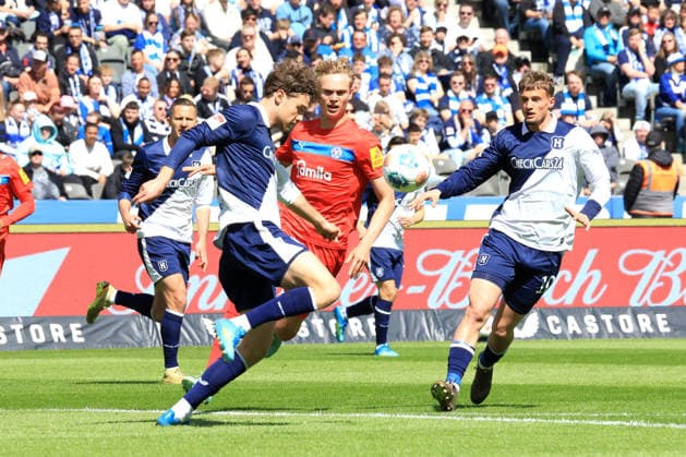 DEU, DFL, 2. FBL, Hertha BSC vs. Holstein Kiel, 25.04.2026, Berliner Olympiastadion, Berlin, DEU, DFL, 2. FBL, Hertha BSC vs. Holstein Kiel, im Bild Linus Gechter (Hertha BSC Berlin 44), Michael Cuisance (Hertha BSC Berlin 10), KASPER DAVIDSEN (Holstein Kiel 15) DFL - regulations prohibit any use of Photographs as image sequences and or quasi-video
