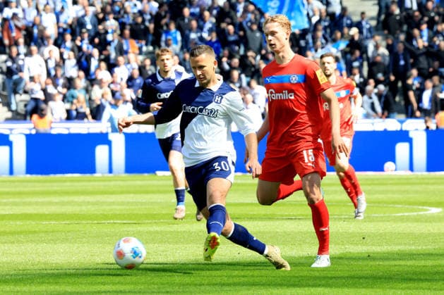 DEU, DFL, 2. FBL, Hertha BSC vs. Holstein Kiel, 25.04.2026, Berliner Olympiastadion, Berlin, DEU, DFL, 2. FBL, Hertha BSC vs. Holstein Kiel, im Bild Paul Seguin (Hertha BSC Berlin 30), KASPER DAVIDSEN (Holstein Kiel 15) DFL - regulations prohibit any use of Photographs as image sequences and or quasi-video