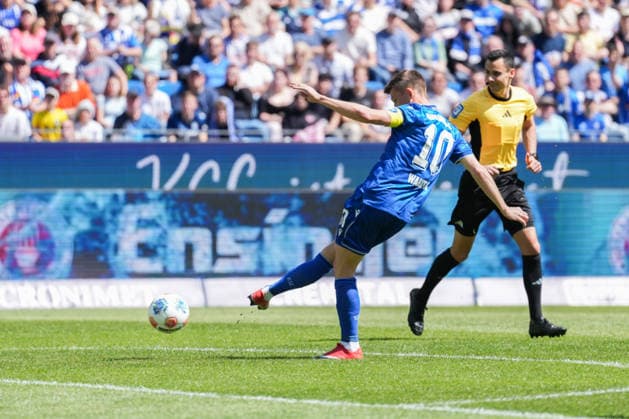 2. Bundesliga, Karlsruher SC vs Hannover 96, 25.04.2026 Marvin Wanitzek (Karlsruher SC, 10) mit einem Schuss Richtung Tor 2. Bundesliga, Karlsruher SC vs Hannover 96, BBBank Wildpark Karlsruhe, 25.04.2026 DFB DFL REGULATIONS PROHIBIT ANY USE OF PHOTOGRAPHS AS IMAGE SEQUENCES AND OR QUASI-VIDEO.