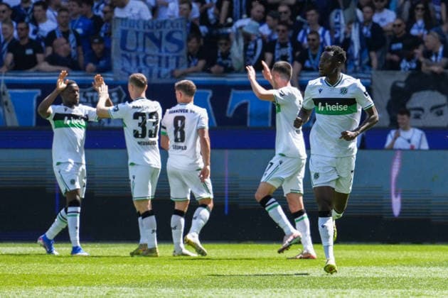 2. Bundesliga, Karlsruher SC vs Hannover 96, 25.04.2026 Torjubel zum 0:1 durch Mustapha Bundu (Hannover 96, 7) 2. Bundesliga, Karlsruher SC vs Hannover 96, BBBank Wildpark Karlsruhe, 25.04.2026 DFB DFL REGULATIONS PROHIBIT ANY USE OF PHOTOGRAPHS AS IMAGE SEQUENCES AND OR QUASI-VIDEO.