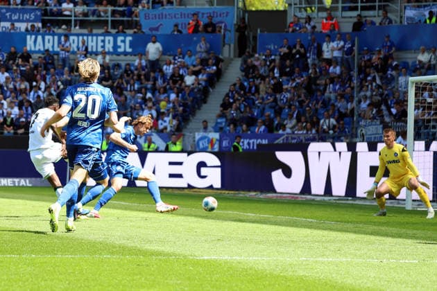 25.04.2026, xrekx, Fussball 2.Bundesliga, Karlsruher SC - Hannover 96 v.l. Torschuss zum 0:1 durch Mustapha Bundu (Hannover 96) (DFL DFB REGULATIONS PROHIBIT ANY USE OF PHOTOGRAPHS as IMAGE SEQUENCES and or QUASI-VIDEO) Karlsruhe