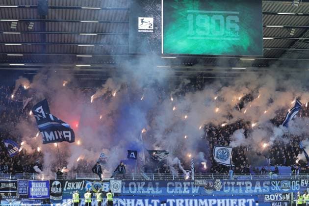 Fußball 2. Bundesliga 31. Spieltag SC Preußen Münster - DSC Arminia Bielefeld am 25.04.2026 im LVM-Preußenstadion in Münster Bielefelder Fans zünden Bengalos Pyro Pyrotechnik Leuchtkörper Rauchbomben im Fanblock DFL regulations prohibit any use of photographs as image sequences and or quasi-video.