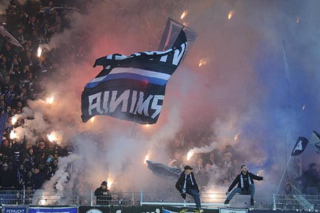 Fußball 2. Bundesliga 31. Spieltag SC Preußen Münster - DSC Arminia Bielefeld am 25.04.2026 im LVM-Preußenstadion in Münster Bielefelder Fans zünden Bengalos Pyro Pyrotechnik Leuchtkörper Rauchbomben im Fanblock DFL regulations prohibit any use of photographs as image sequences and or quasi-video.