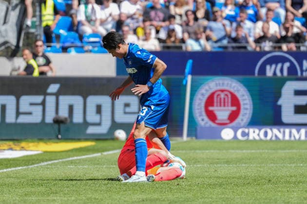 2. Bundesliga, Karlsruher SC vs Hannover 96, 25.04.2026 Zweikampf zwischen Nahuel Noll (Hannover 96, 1) und Shio Fukuda (Karlsruher SC, 13) 2. Bundesliga, Karlsruher SC vs Hannover 96, BBBank Wildpark Karlsruhe, 25.04.2026 DFB DFL REGULATIONS PROHIBIT ANY USE OF PHOTOGRAPHS AS IMAGE SEQUENCES AND OR QUASI-VIDEO.