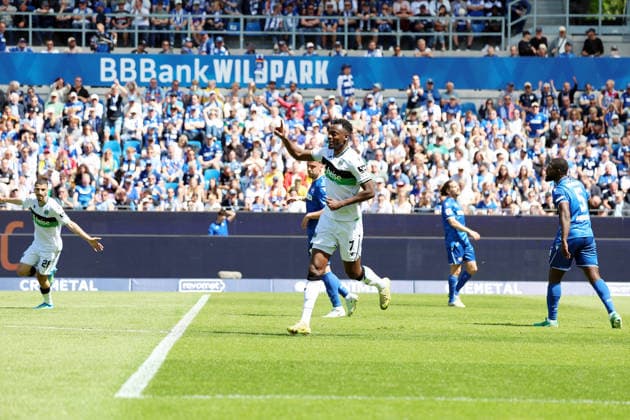 25.04.2026, xrekx, Fussball 2.Bundesliga, Karlsruher SC - Hannover 96 v.l. Torjubel nach dem Tor zum celebrating the goal celebrate 0:1 durch Mustapha Bundu (Hannover 96) (DFL DFB REGULATIONS PROHIBIT ANY USE OF PHOTOGRAPHS as IMAGE SEQUENCES and or QUASI-VIDEO) Karlsruhe