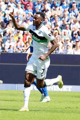 25.04.2026, xrekx, Fussball 2.Bundesliga, Karlsruher SC - Hannover 96 v.l. Torjubel nach dem Tor zum celebrating the goal celebrate 0:1 durch Mustapha Bundu (Hannover 96) (DFL DFB REGULATIONS PROHIBIT ANY USE OF PHOTOGRAPHS as IMAGE SEQUENCES and or QUASI-VIDEO) Karlsruhe