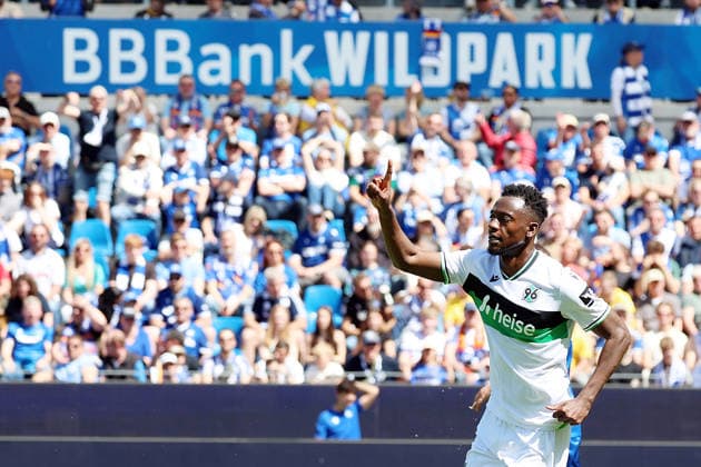 25.04.2026, xrekx, Fussball 2.Bundesliga, Karlsruher SC - Hannover 96 v.l. Torjubel nach dem Tor zum celebrating the goal celebrate 0:1 durch Mustapha Bundu (Hannover 96) (DFL DFB REGULATIONS PROHIBIT ANY USE OF PHOTOGRAPHS as IMAGE SEQUENCES and or QUASI-VIDEO) Karlsruhe