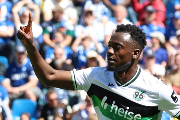 25.04.2026, xrekx, Fussball 2.Bundesliga, Karlsruher SC - Hannover 96 v.l. Torjubel nach dem Tor zum celebrating the goal celebrate 0:1 durch Mustapha Bundu (Hannover 96) (DFL DFB REGULATIONS PROHIBIT ANY USE OF PHOTOGRAPHS as IMAGE SEQUENCES and or QUASI-VIDEO) Karlsruhe
